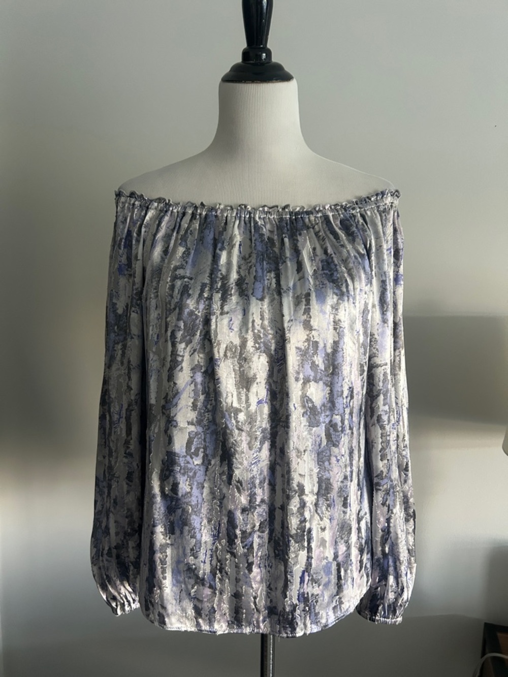 White House black market M Off-Shoulder Floral Print Blouse lavender and Gray